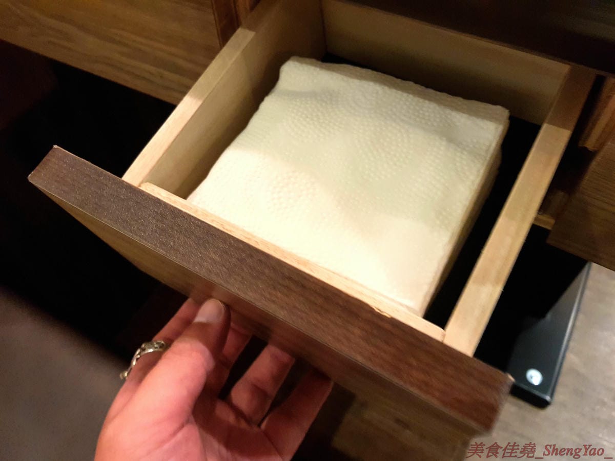 [台中沙鹿]壽喜燒一丁 沙鹿店 – 來自台北的壽喜燒吃到飽餐廳,中南部首家分店,兩種湯底、六種新鮮現切肉品加上十幾種蔬菜,自助吧也超豐富,價格平實,平日中午加服務費400元出頭而已,10/26-11/2