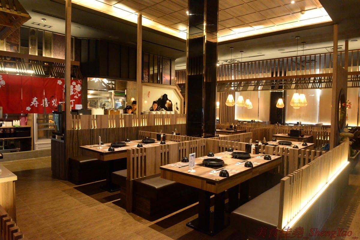 [台中沙鹿]壽喜燒一丁 沙鹿店 – 來自台北的壽喜燒吃到飽餐廳,中南部首家分店,兩種湯底、六種新鮮現切肉品加上十幾種蔬菜,自助吧也超豐富,價格平實,平日中午加服務費400元出頭而已,10/26-11/2