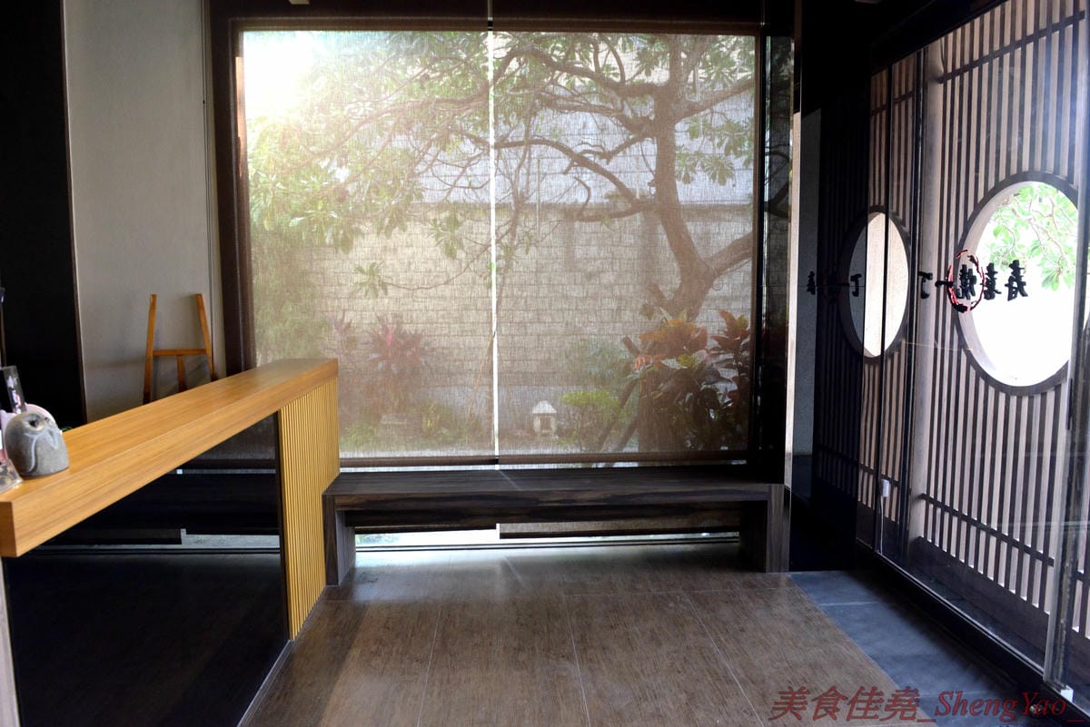 [台中沙鹿]壽喜燒一丁 沙鹿店 – 來自台北的壽喜燒吃到飽餐廳,中南部首家分店,兩種湯底、六種新鮮現切肉品加上十幾種蔬菜,自助吧也超豐富,價格平實,平日中午加服務費400元出頭而已,10/26-11/2