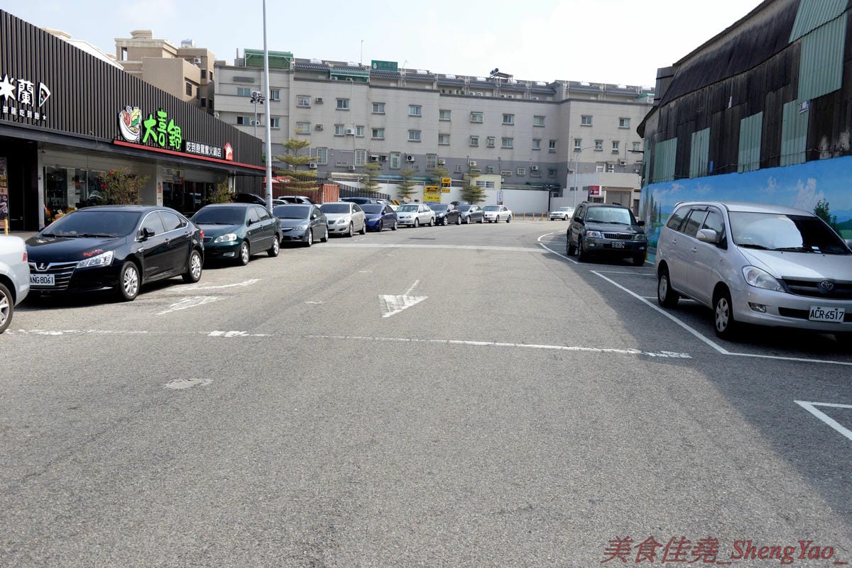[台中沙鹿]壽喜燒一丁 沙鹿店 – 來自台北的壽喜燒吃到飽餐廳,中南部首家分店,兩種湯底、六種新鮮現切肉品加上十幾種蔬菜,自助吧也超豐富,價格平實,平日中午加服務費400元出頭而已,10/26-11/2