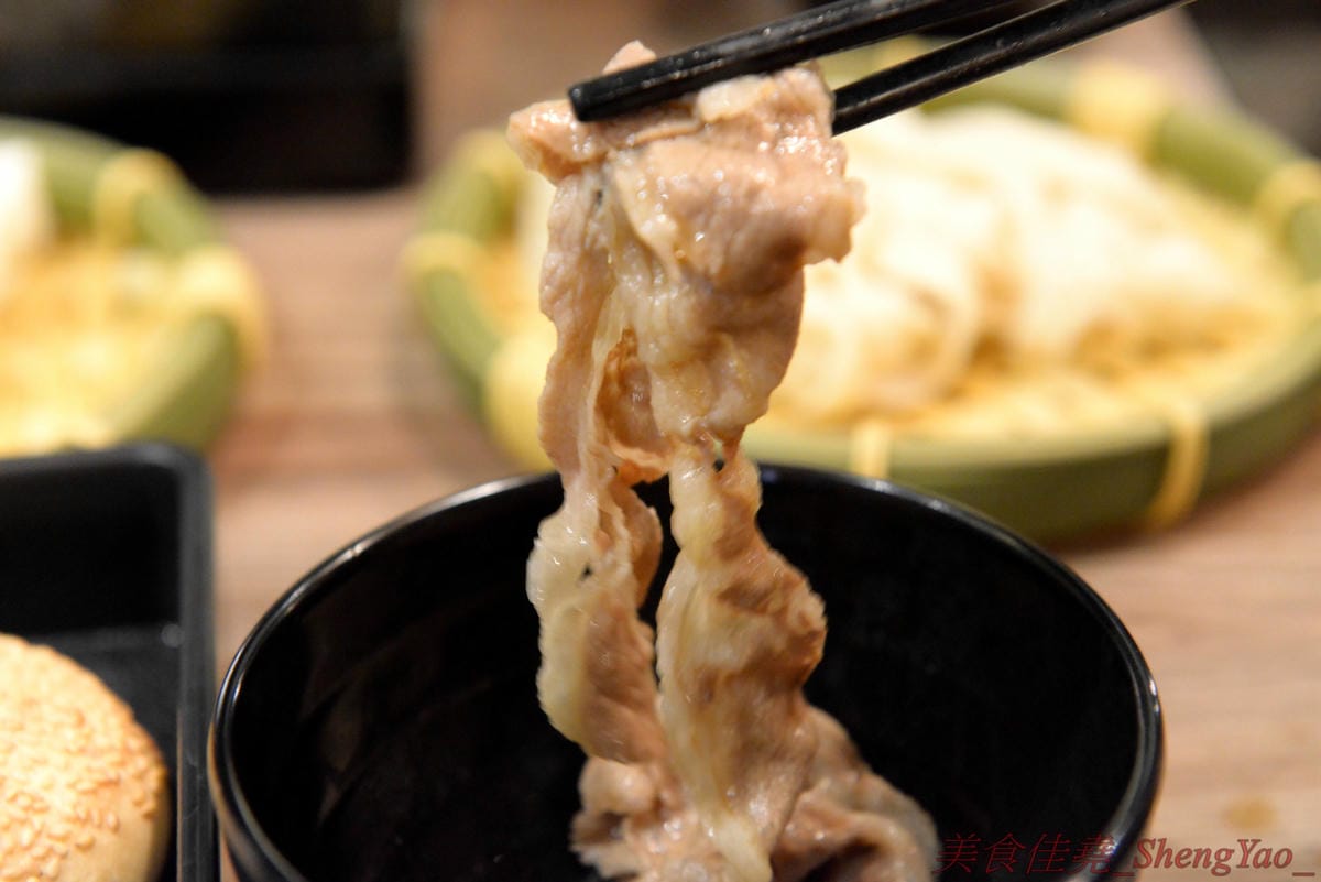 [台中沙鹿]壽喜燒一丁 沙鹿店 – 來自台北的壽喜燒吃到飽餐廳,中南部首家分店,兩種湯底、六種新鮮現切肉品加上十幾種蔬菜,自助吧也超豐富,價格平實,平日中午加服務費400元出頭而已,10/26-11/2