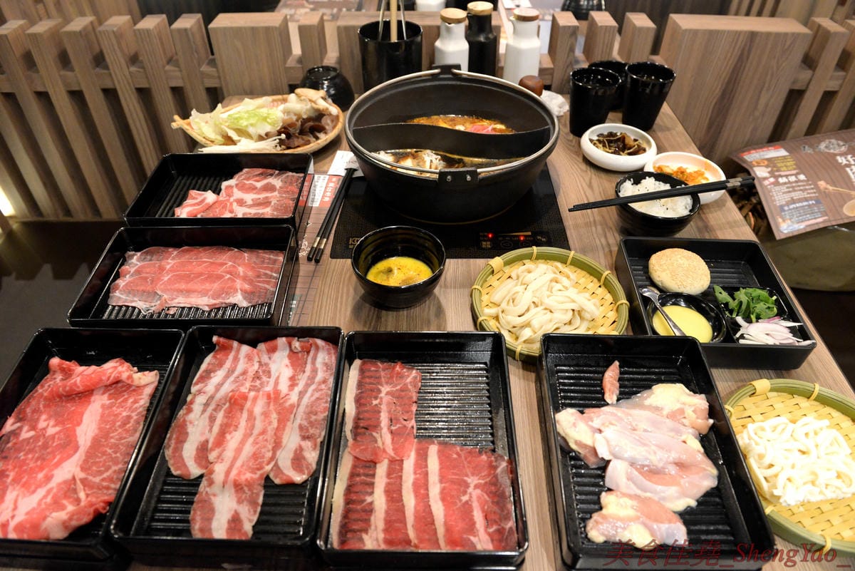 [台中沙鹿]壽喜燒一丁 沙鹿店 – 來自台北的壽喜燒吃到飽餐廳,中南部首家分店,兩種湯底、六種新鮮現切肉品加上十幾種蔬菜,自助吧也超豐富,價格平實,平日中午加服務費400元出頭而已,10/26-11/2