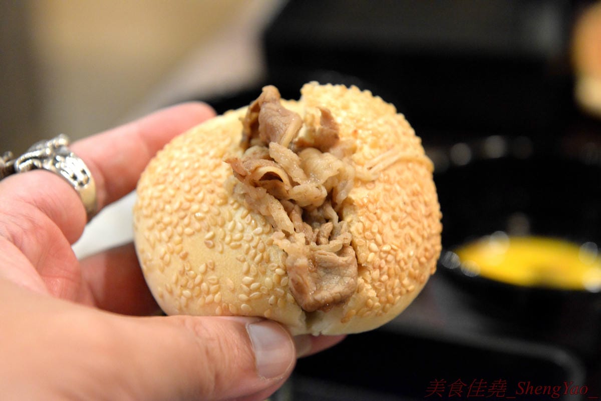 [台中沙鹿]壽喜燒一丁 沙鹿店 – 來自台北的壽喜燒吃到飽餐廳,中南部首家分店,兩種湯底、六種新鮮現切肉品加上十幾種蔬菜,自助吧也超豐富,價格平實,平日中午加服務費400元出頭而已,10/26-11/2