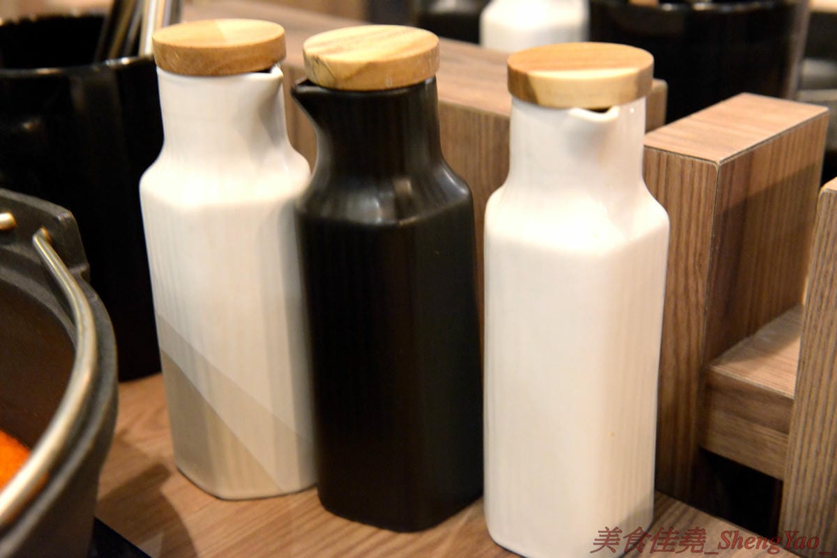 [台中沙鹿]壽喜燒一丁 沙鹿店 – 來自台北的壽喜燒吃到飽餐廳,中南部首家分店,兩種湯底、六種新鮮現切肉品加上十幾種蔬菜,自助吧也超豐富,價格平實,平日中午加服務費400元出頭而已,10/26-11/2