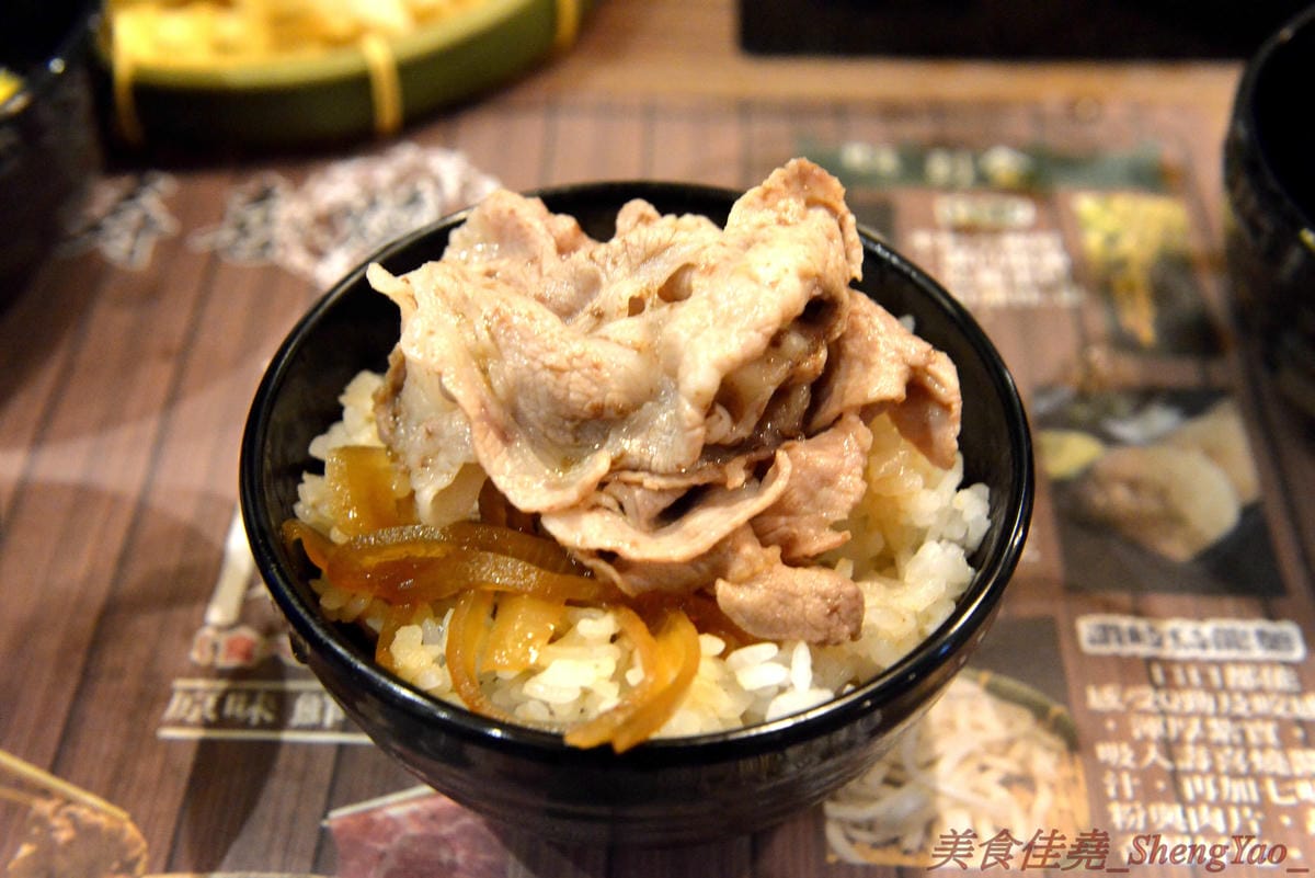 [台中沙鹿]壽喜燒一丁 沙鹿店 – 來自台北的壽喜燒吃到飽餐廳,中南部首家分店,兩種湯底、六種新鮮現切肉品加上十幾種蔬菜,自助吧也超豐富,價格平實,平日中午加服務費400元出頭而已,10/26-11/2