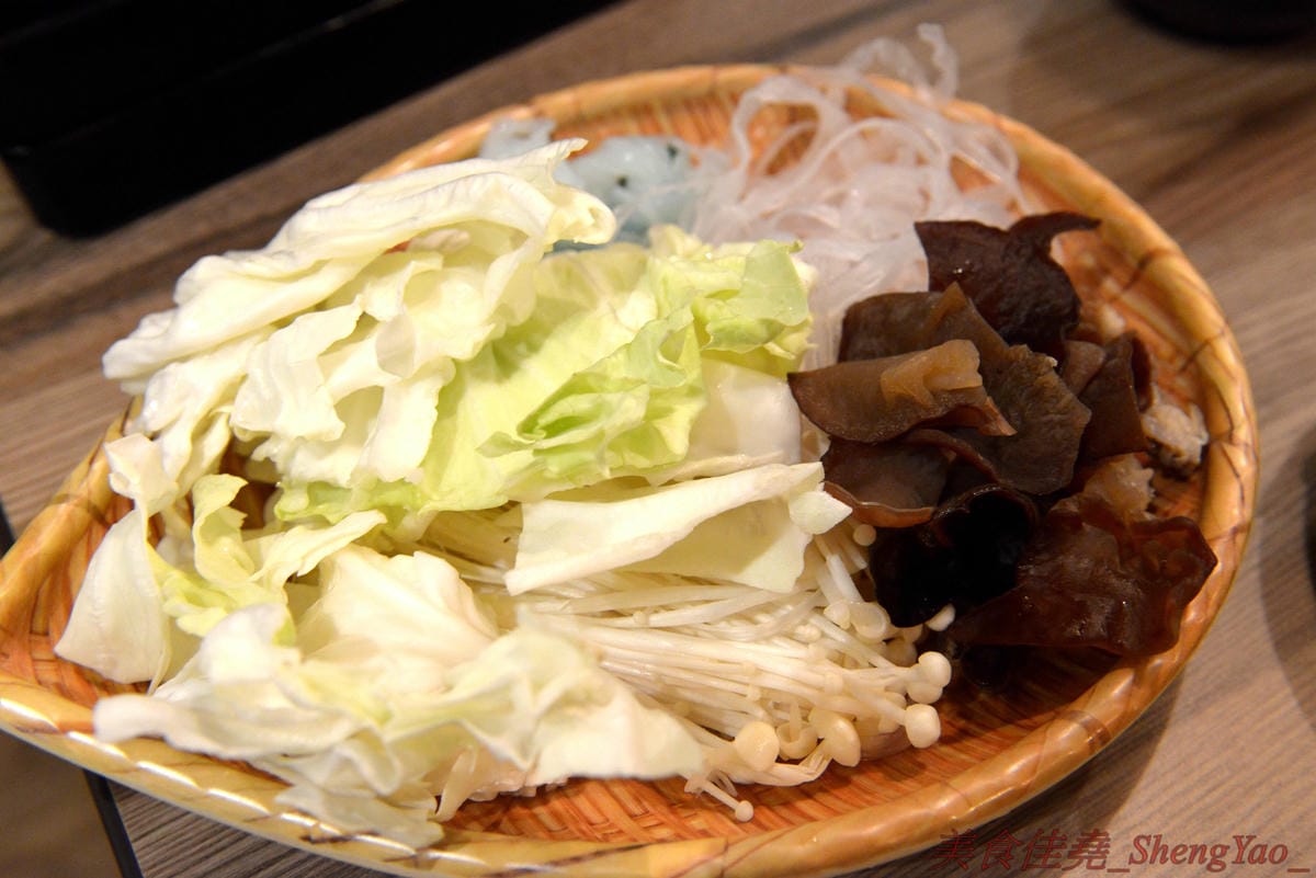 [台中沙鹿]壽喜燒一丁 沙鹿店 – 來自台北的壽喜燒吃到飽餐廳,中南部首家分店,兩種湯底、六種新鮮現切肉品加上十幾種蔬菜,自助吧也超豐富,價格平實,平日中午加服務費400元出頭而已,10/26-11/2