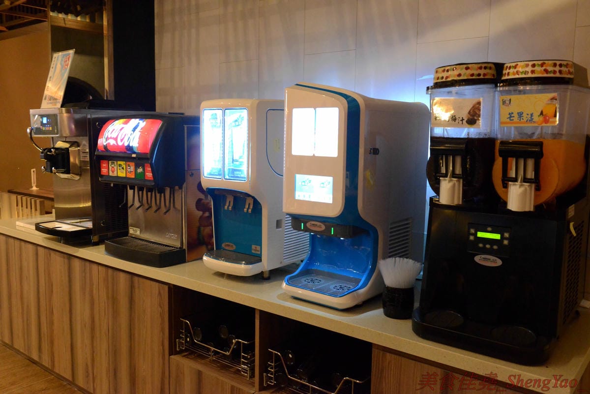 [台中沙鹿]壽喜燒一丁 沙鹿店 – 來自台北的壽喜燒吃到飽餐廳,中南部首家分店,兩種湯底、六種新鮮現切肉品加上十幾種蔬菜,自助吧也超豐富,價格平實,平日中午加服務費400元出頭而已,10/26-11/2