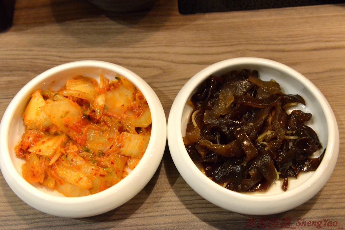 [台中沙鹿]壽喜燒一丁 沙鹿店 – 來自台北的壽喜燒吃到飽餐廳,中南部首家分店,兩種湯底、六種新鮮現切肉品加上十幾種蔬菜,自助吧也超豐富,價格平實,平日中午加服務費400元出頭而已,10/26-11/2