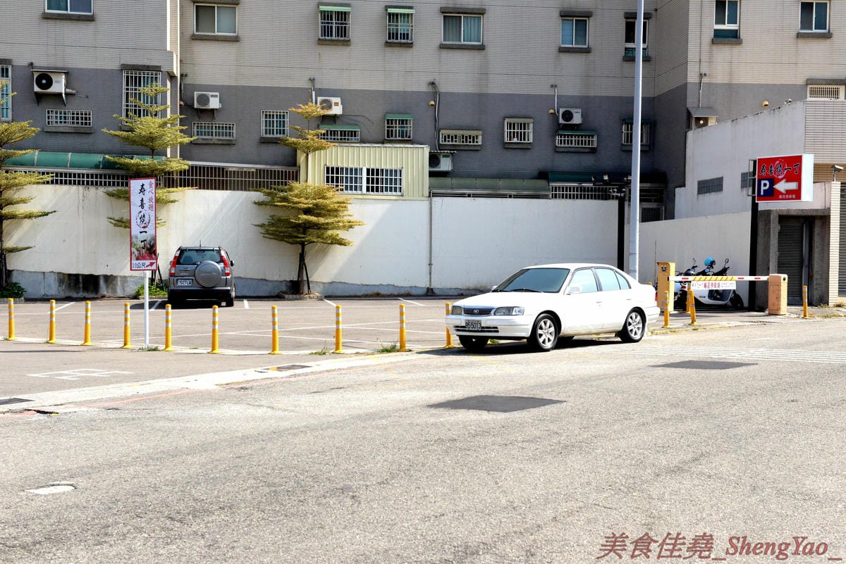 [台中沙鹿]壽喜燒一丁 沙鹿店 – 來自台北的壽喜燒吃到飽餐廳,中南部首家分店,兩種湯底、六種新鮮現切肉品加上十幾種蔬菜,自助吧也超豐富,價格平實,平日中午加服務費400元出頭而已,10/26-11/2