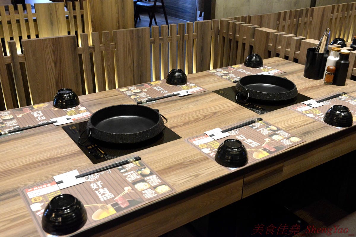 [台中沙鹿]壽喜燒一丁 沙鹿店 – 來自台北的壽喜燒吃到飽餐廳,中南部首家分店,兩種湯底、六種新鮮現切肉品加上十幾種蔬菜,自助吧也超豐富,價格平實,平日中午加服務費400元出頭而已,10/26-11/2