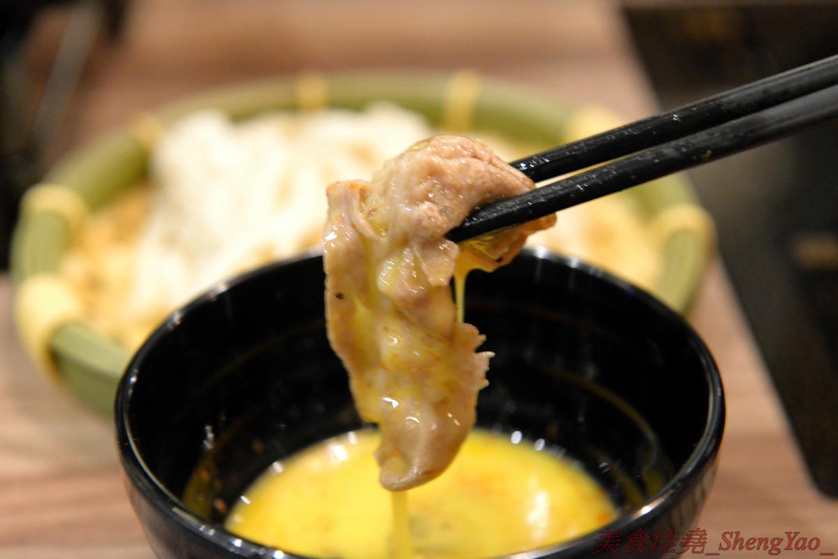 [台中沙鹿]壽喜燒一丁 沙鹿店 – 來自台北的壽喜燒吃到飽餐廳,中南部首家分店,兩種湯底、六種新鮮現切肉品加上十幾種蔬菜,自助吧也超豐富,價格平實,平日中午加服務費400元出頭而已,10/26-11/2