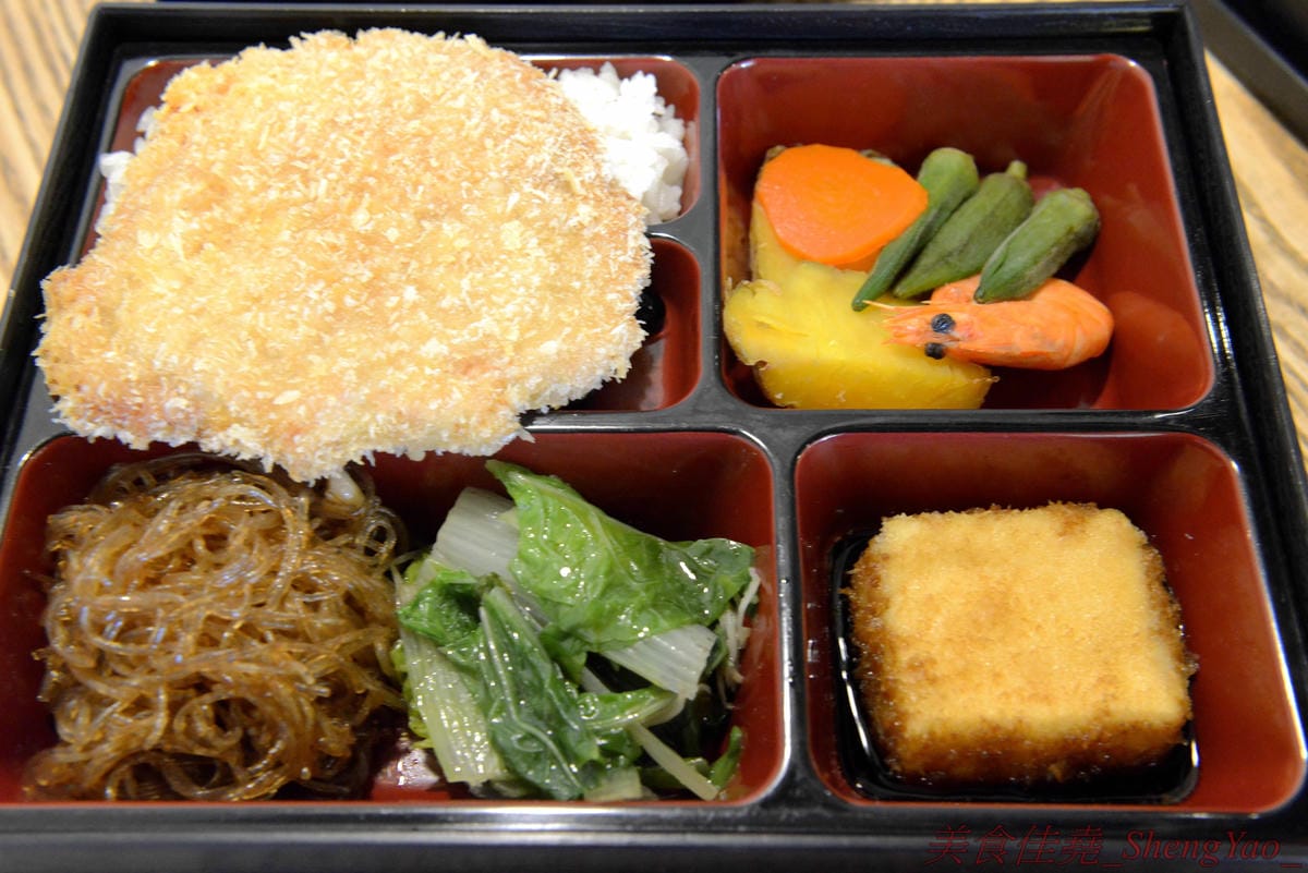 [台中北區]六二食事处 2018菜單 – 台中少數真日式風格精緻手作便當,近10種主菜可選,搭配上7-8樣日式手作精緻配菜,超級豐富,價格也很合理不貴,會議便當首選,店裡也有內用區可以內用。(已歇業)
