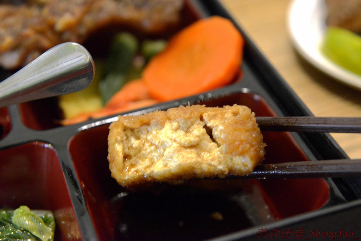 [台中北區]六二食事处 2018菜單 – 台中少數真日式風格精緻手作便當,近10種主菜可選,搭配上7-8樣日式手作精緻配菜,超級豐富,價格也很合理不貴,會議便當首選,店裡也有內用區可以內用。(已歇業)
