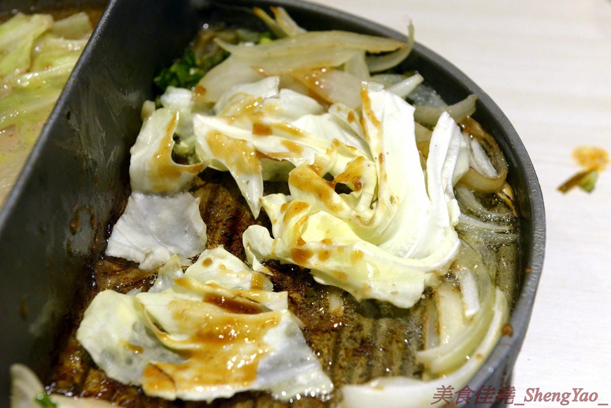 [台中清水]六扇門時尚湯鍋 清水光華店 – 清水超火紅的知名連鎖小火鍋,鍋物種類多樣,還能弄成鴛鴦鍋、一鍋一烤,價格平實,自助吧超豐富,冷熱飲、爆米花、滷肉飯和冰品全都無限供應,用餐不限