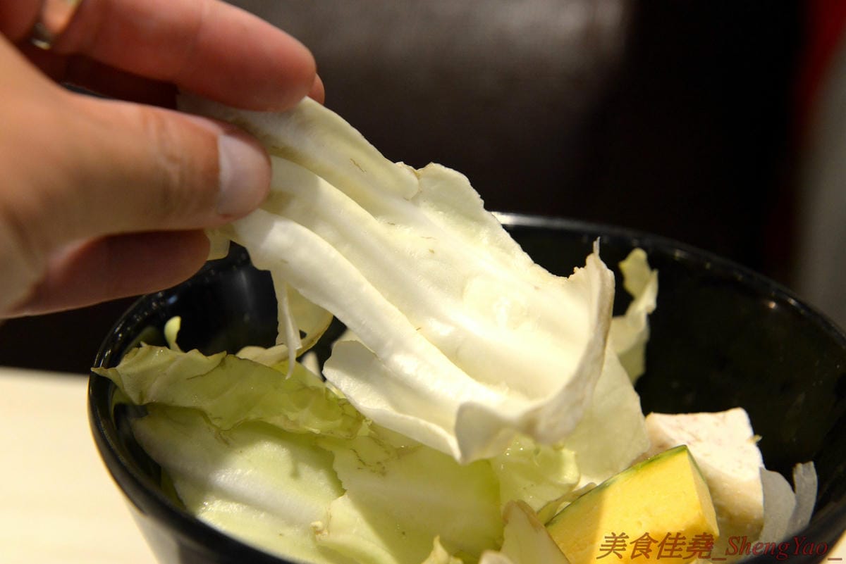 [台中清水]六扇門時尚湯鍋 清水光華店 – 清水超火紅的知名連鎖小火鍋,鍋物種類多樣,還能弄成鴛鴦鍋、一鍋一烤,價格平實,自助吧超豐富,冷熱飲、爆米花、滷肉飯和冰品全都無限供應,用餐不限