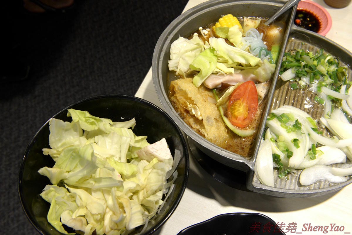[台中清水]六扇門時尚湯鍋 清水光華店 – 清水超火紅的知名連鎖小火鍋,鍋物種類多樣,還能弄成鴛鴦鍋、一鍋一烤,價格平實,自助吧超豐富,冷熱飲、爆米花、滷肉飯和冰品全都無限供應,用餐不限