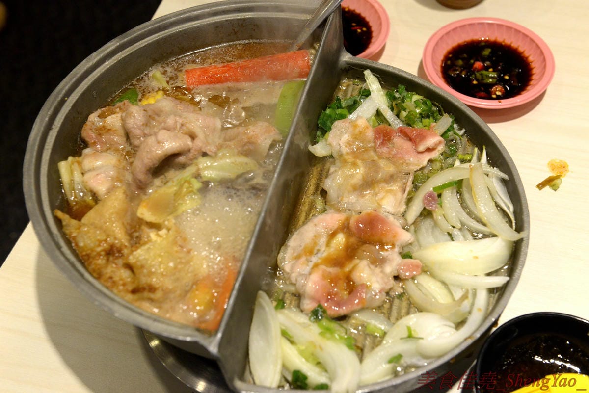 [台中清水]六扇門時尚湯鍋 清水光華店 – 清水超火紅的知名連鎖小火鍋,鍋物種類多樣,還能弄成鴛鴦鍋、一鍋一烤,價格平實,自助吧超豐富,冷熱飲、爆米花、滷肉飯和冰品全都無限供應,用餐不限
