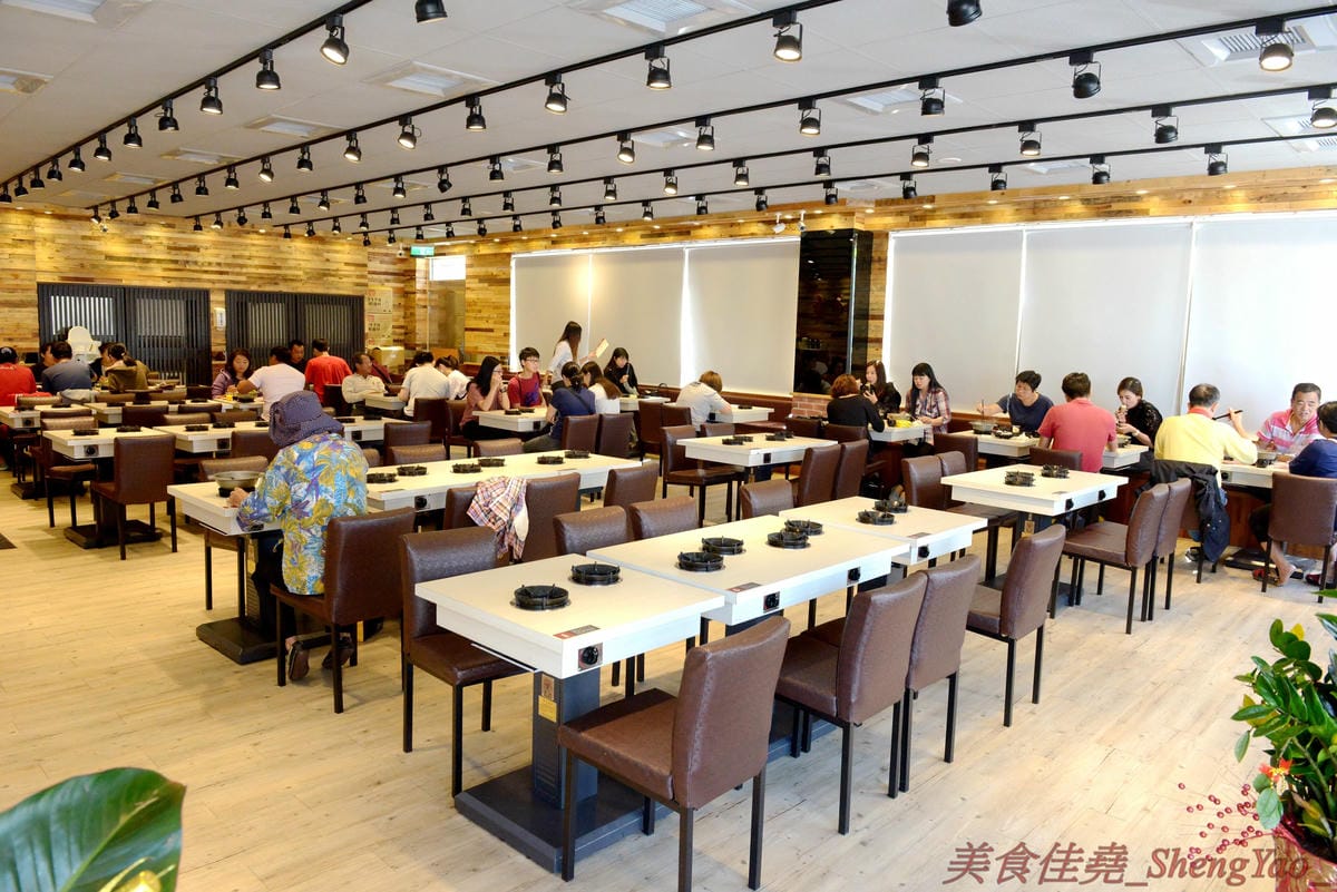 [台中清水]六扇門時尚湯鍋 清水光華店 – 清水超火紅的知名連鎖小火鍋,鍋物種類多樣,還能弄成鴛鴦鍋、一鍋一烤,價格平實,自助吧超豐富,冷熱飲、爆米花、滷肉飯和冰品全都無限供應,用餐不限