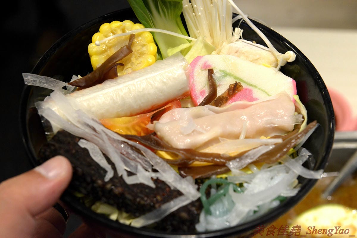 [台中清水]六扇門時尚湯鍋 清水光華店 – 清水超火紅的知名連鎖小火鍋,鍋物種類多樣,還能弄成鴛鴦鍋、一鍋一烤,價格平實,自助吧超豐富,冷熱飲、爆米花、滷肉飯和冰品全都無限供應,用餐不限