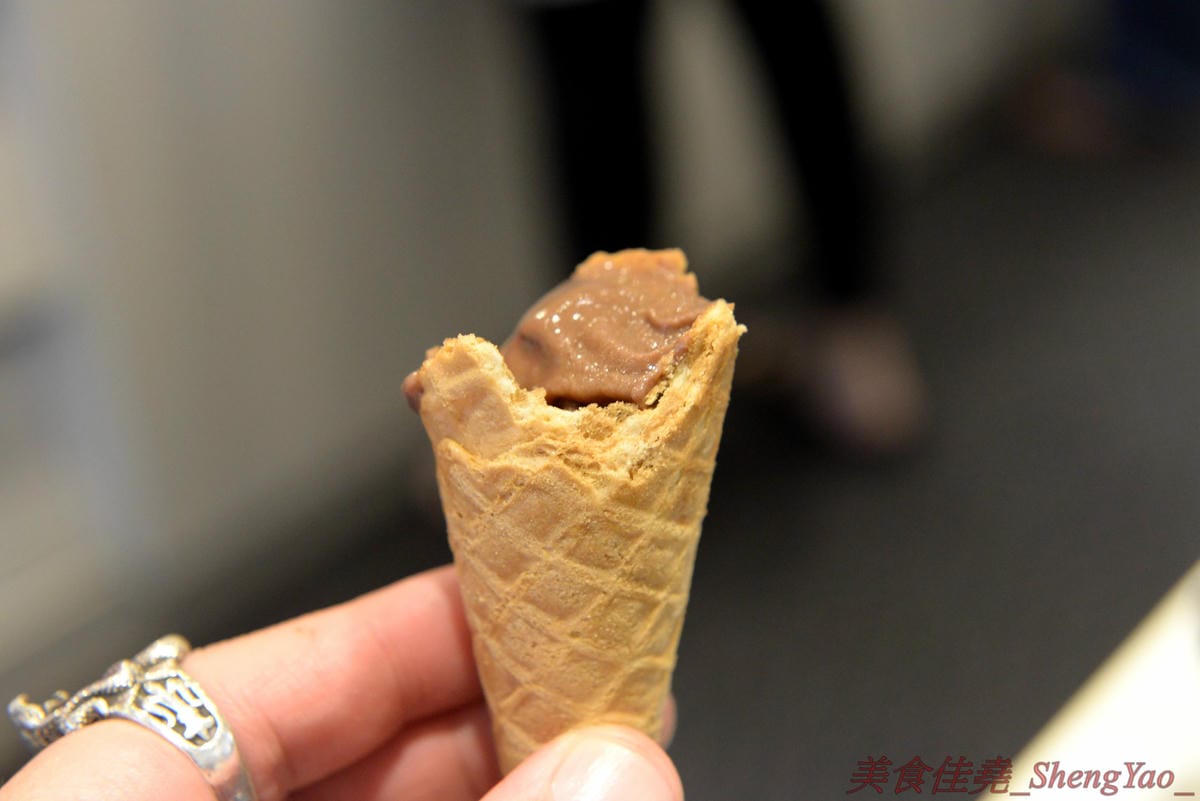 [台中清水]六扇門時尚湯鍋 清水光華店 – 清水超火紅的知名連鎖小火鍋,鍋物種類多樣,還能弄成鴛鴦鍋、一鍋一烤,價格平實,自助吧超豐富,冷熱飲、爆米花、滷肉飯和冰品全都無限供應,用餐不限