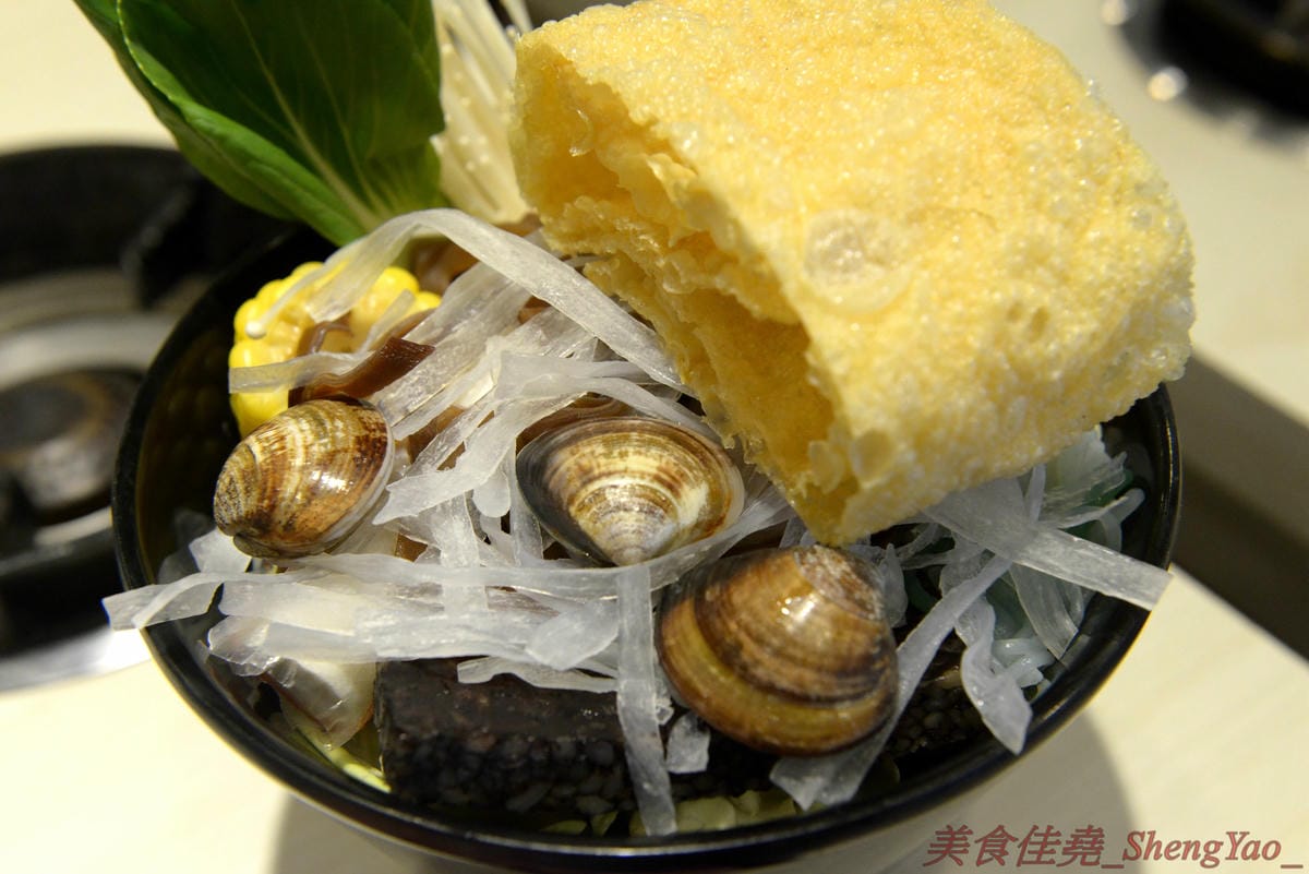 [台中清水]六扇門時尚湯鍋 清水光華店 – 清水超火紅的知名連鎖小火鍋,鍋物種類多樣,還能弄成鴛鴦鍋、一鍋一烤,價格平實,自助吧超豐富,冷熱飲、爆米花、滷肉飯和冰品全都無限供應,用餐不限