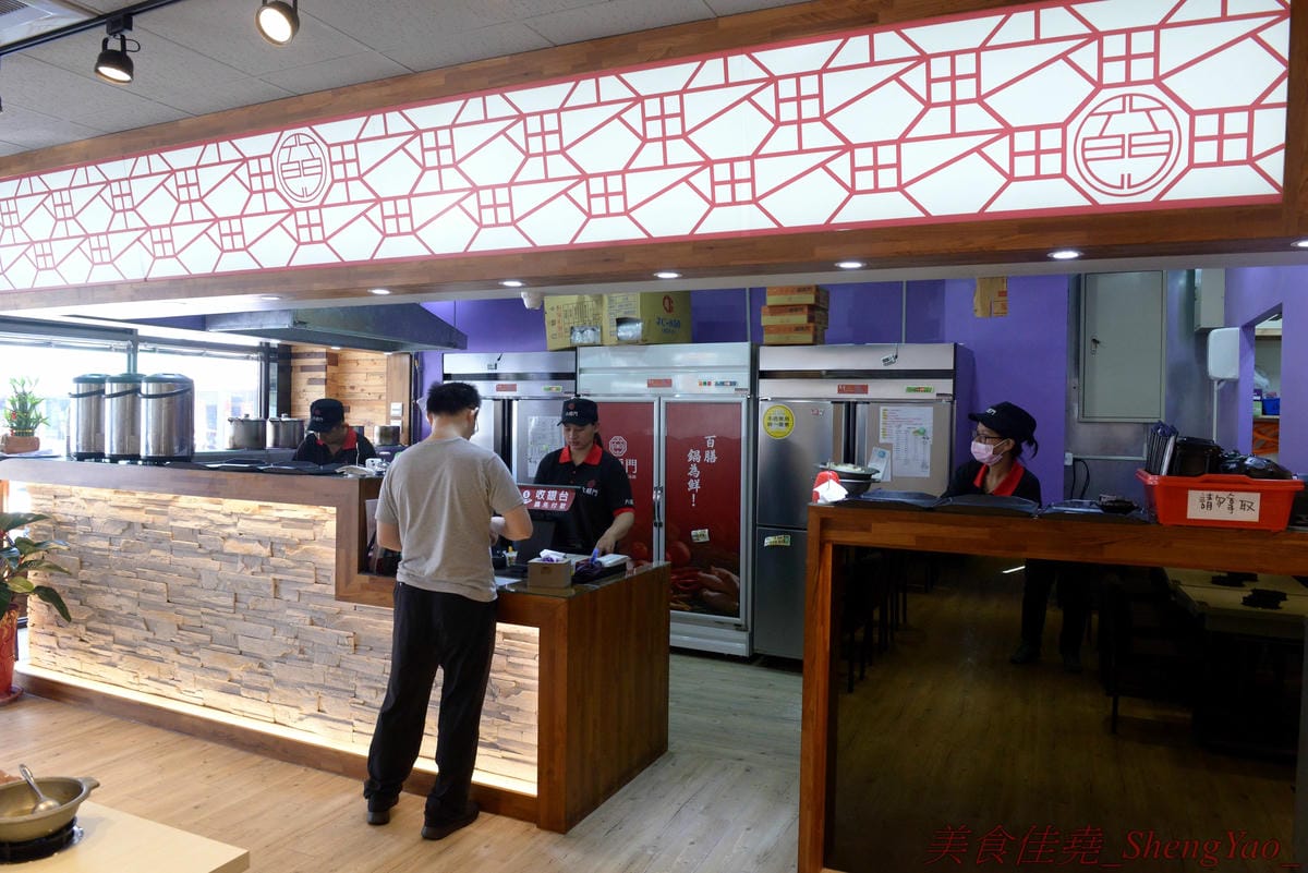 [台中清水]六扇門時尚湯鍋 清水光華店 – 清水超火紅的知名連鎖小火鍋,鍋物種類多樣,還能弄成鴛鴦鍋、一鍋一烤,價格平實,自助吧超豐富,冷熱飲、爆米花、滷肉飯和冰品全都無限供應,用餐不限