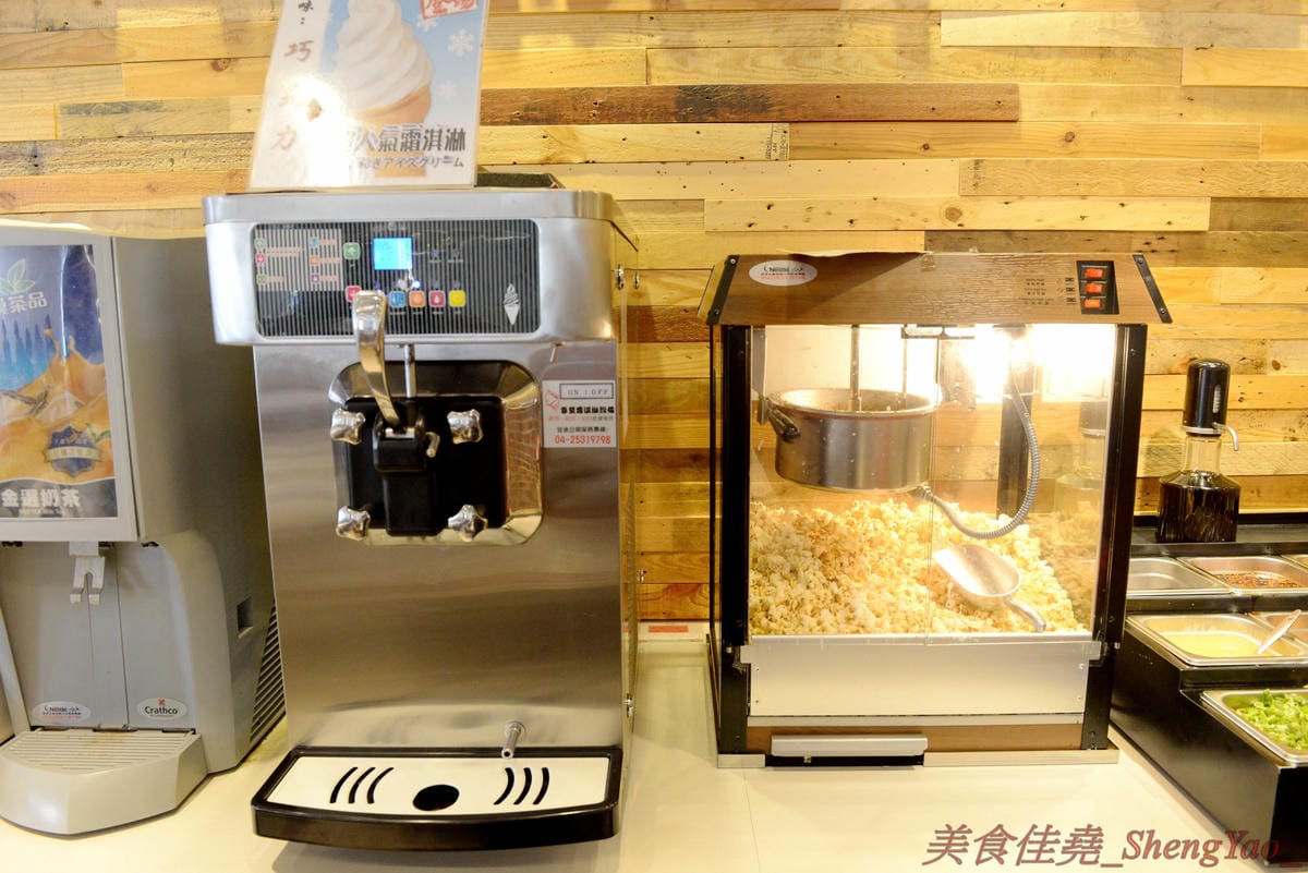 [台中清水]六扇門時尚湯鍋 清水光華店 – 清水超火紅的知名連鎖小火鍋,鍋物種類多樣,還能弄成鴛鴦鍋、一鍋一烤,價格平實,自助吧超豐富,冷熱飲、爆米花、滷肉飯和冰品全都無限供應,用餐不限