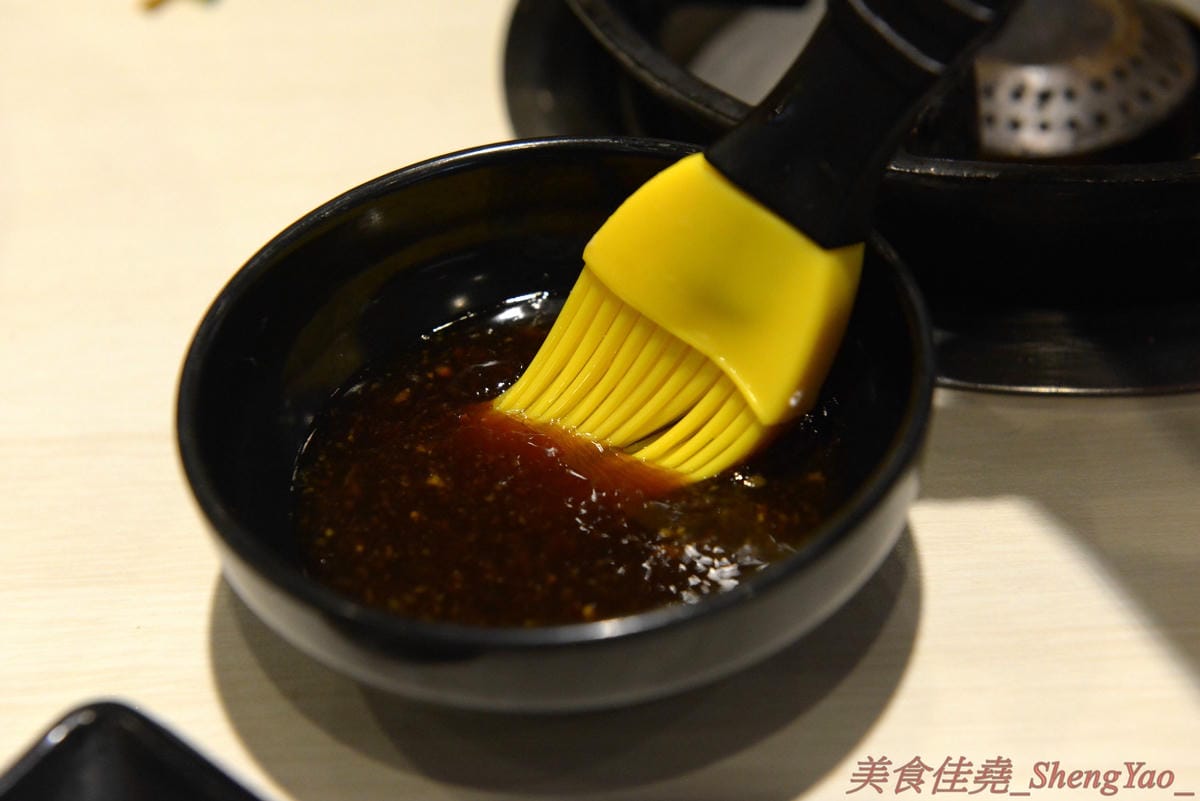 [台中清水]六扇門時尚湯鍋 清水光華店 – 清水超火紅的知名連鎖小火鍋,鍋物種類多樣,還能弄成鴛鴦鍋、一鍋一烤,價格平實,自助吧超豐富,冷熱飲、爆米花、滷肉飯和冰品全都無限供應,用餐不限