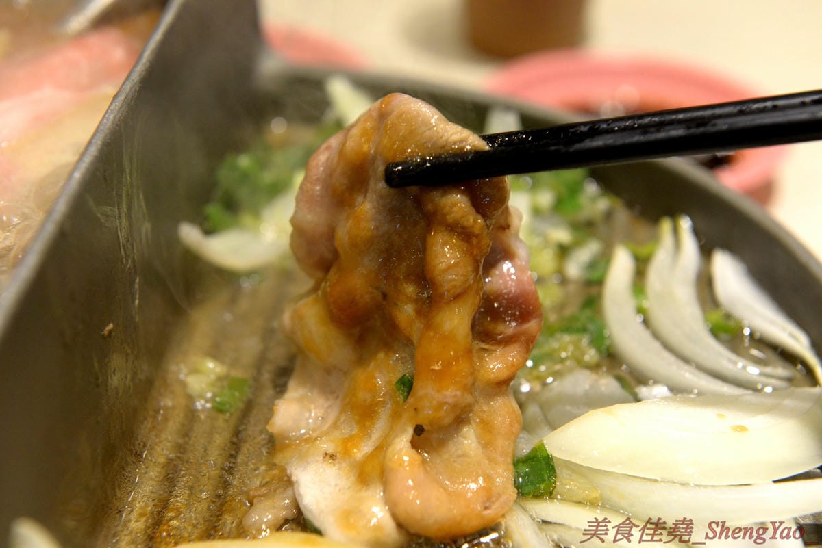 [台中清水]六扇門時尚湯鍋 清水光華店 – 清水超火紅的知名連鎖小火鍋,鍋物種類多樣,還能弄成鴛鴦鍋、一鍋一烤,價格平實,自助吧超豐富,冷熱飲、爆米花、滷肉飯和冰品全都無限供應,用餐不限