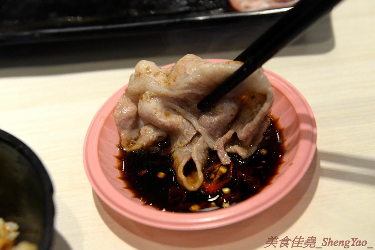 [台中清水]六扇門時尚湯鍋 清水光華店 – 清水超火紅的知名連鎖小火鍋,鍋物種類多樣,還能弄成鴛鴦鍋、一鍋一烤,價格平實,自助吧超豐富,冷熱飲、爆米花、滷肉飯和冰品全都無限供應,用餐不限