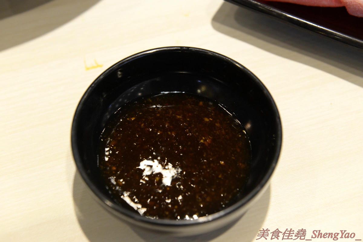 [台中清水]六扇門時尚湯鍋 清水光華店 – 清水超火紅的知名連鎖小火鍋,鍋物種類多樣,還能弄成鴛鴦鍋、一鍋一烤,價格平實,自助吧超豐富,冷熱飲、爆米花、滷肉飯和冰品全都無限供應,用餐不限