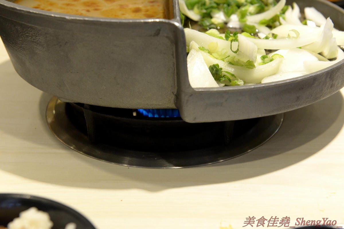 [台中清水]六扇門時尚湯鍋 清水光華店 – 清水超火紅的知名連鎖小火鍋,鍋物種類多樣,還能弄成鴛鴦鍋、一鍋一烤,價格平實,自助吧超豐富,冷熱飲、爆米花、滷肉飯和冰品全都無限供應,用餐不限