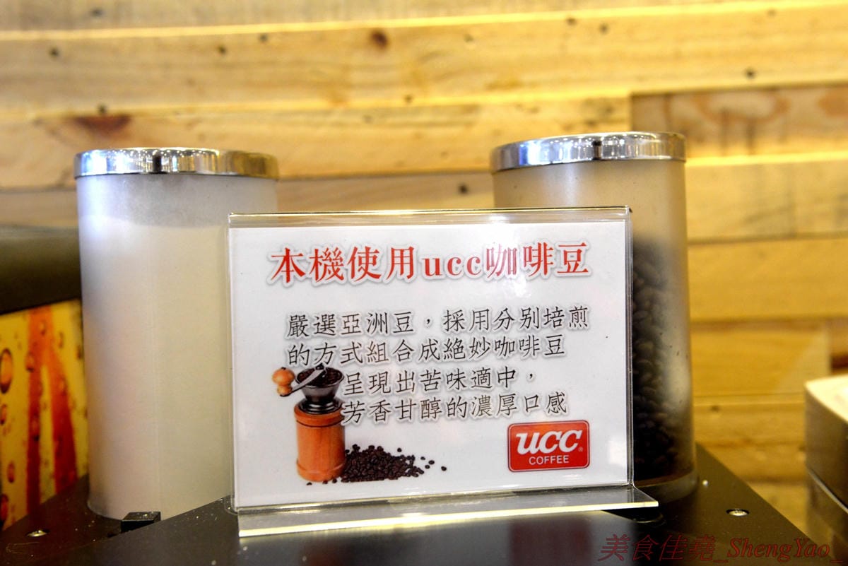 [台中清水]六扇門時尚湯鍋 清水光華店 – 清水超火紅的知名連鎖小火鍋,鍋物種類多樣,還能弄成鴛鴦鍋、一鍋一烤,價格平實,自助吧超豐富,冷熱飲、爆米花、滷肉飯和冰品全都無限供應,用餐不限