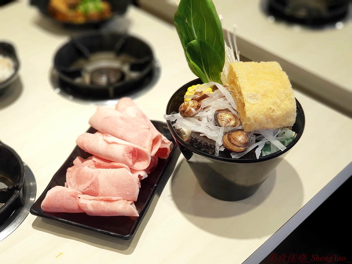 [台中清水]六扇門時尚湯鍋 清水光華店 – 清水超火紅的知名連鎖小火鍋,鍋物種類多樣,還能弄成鴛鴦鍋、一鍋一烤,價格平實,自助吧超豐富,冷熱飲、爆米花、滷肉飯和冰品全都無限供應,用餐不限