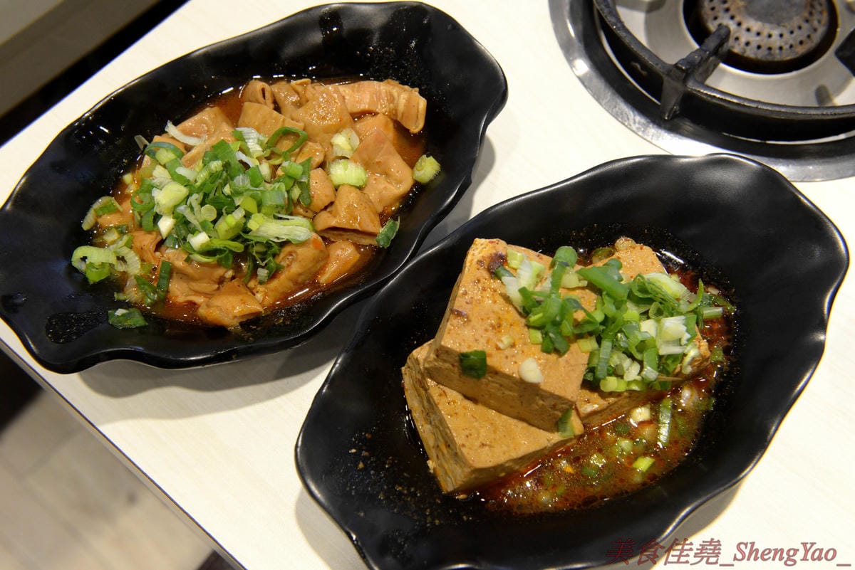[台中清水]六扇門時尚湯鍋 清水光華店 – 清水超火紅的知名連鎖小火鍋,鍋物種類多樣,還能弄成鴛鴦鍋、一鍋一烤,價格平實,自助吧超豐富,冷熱飲、爆米花、滷肉飯和冰品全都無限供應,用餐不限