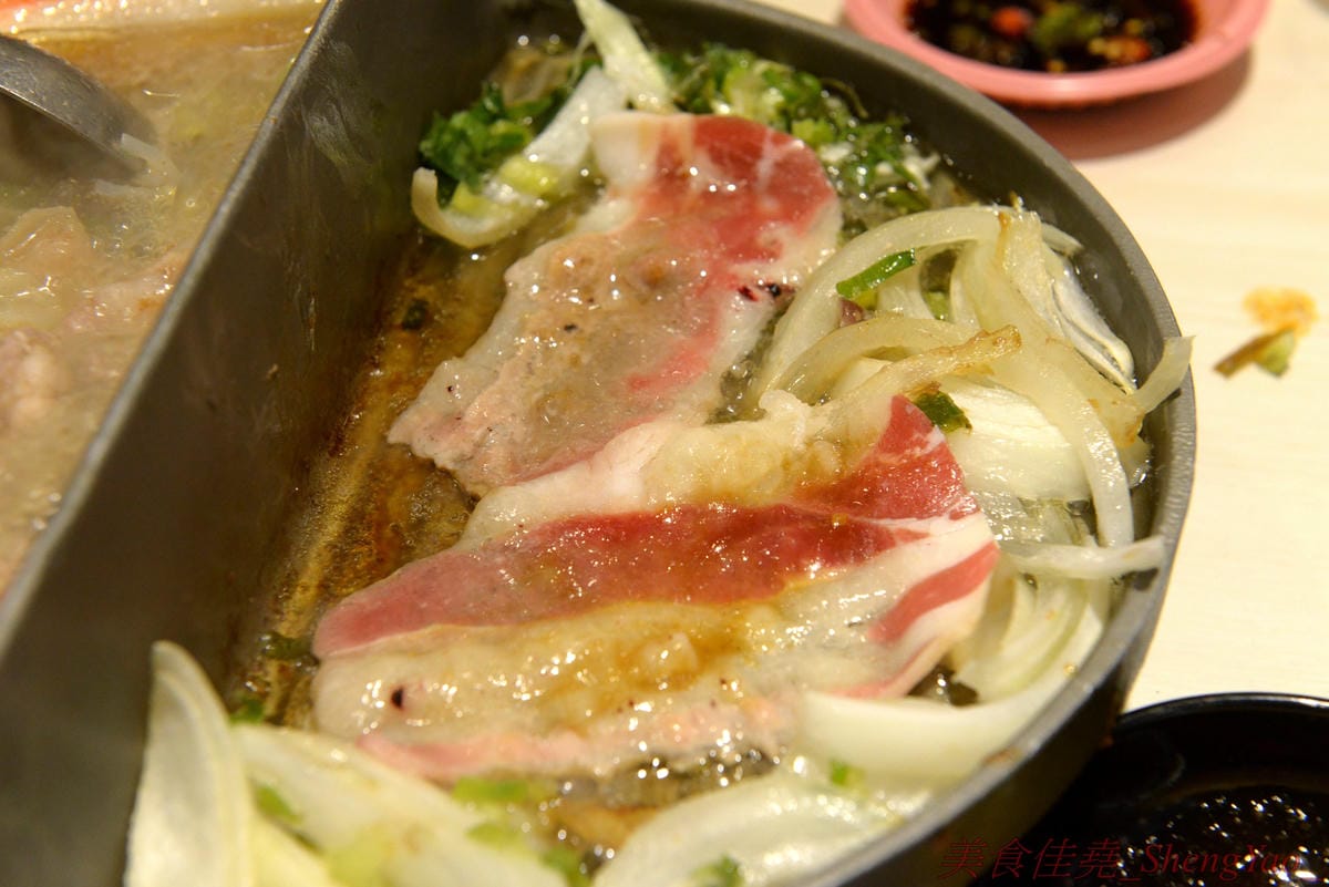 [台中清水]六扇門時尚湯鍋 清水光華店 – 清水超火紅的知名連鎖小火鍋,鍋物種類多樣,還能弄成鴛鴦鍋、一鍋一烤,價格平實,自助吧超豐富,冷熱飲、爆米花、滷肉飯和冰品全都無限供應,用餐不限