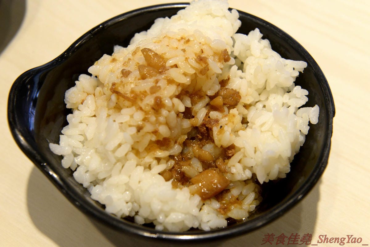 [台中清水]六扇門時尚湯鍋 清水光華店 – 清水超火紅的知名連鎖小火鍋,鍋物種類多樣,還能弄成鴛鴦鍋、一鍋一烤,價格平實,自助吧超豐富,冷熱飲、爆米花、滷肉飯和冰品全都無限供應,用餐不限