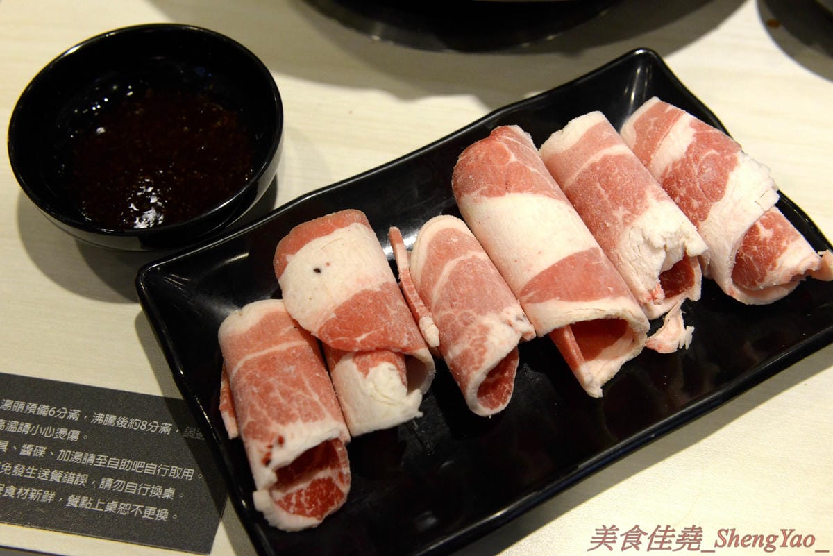 [台中清水]六扇門時尚湯鍋 清水光華店 – 清水超火紅的知名連鎖小火鍋,鍋物種類多樣,還能弄成鴛鴦鍋、一鍋一烤,價格平實,自助吧超豐富,冷熱飲、爆米花、滷肉飯和冰品全都無限供應,用餐不限