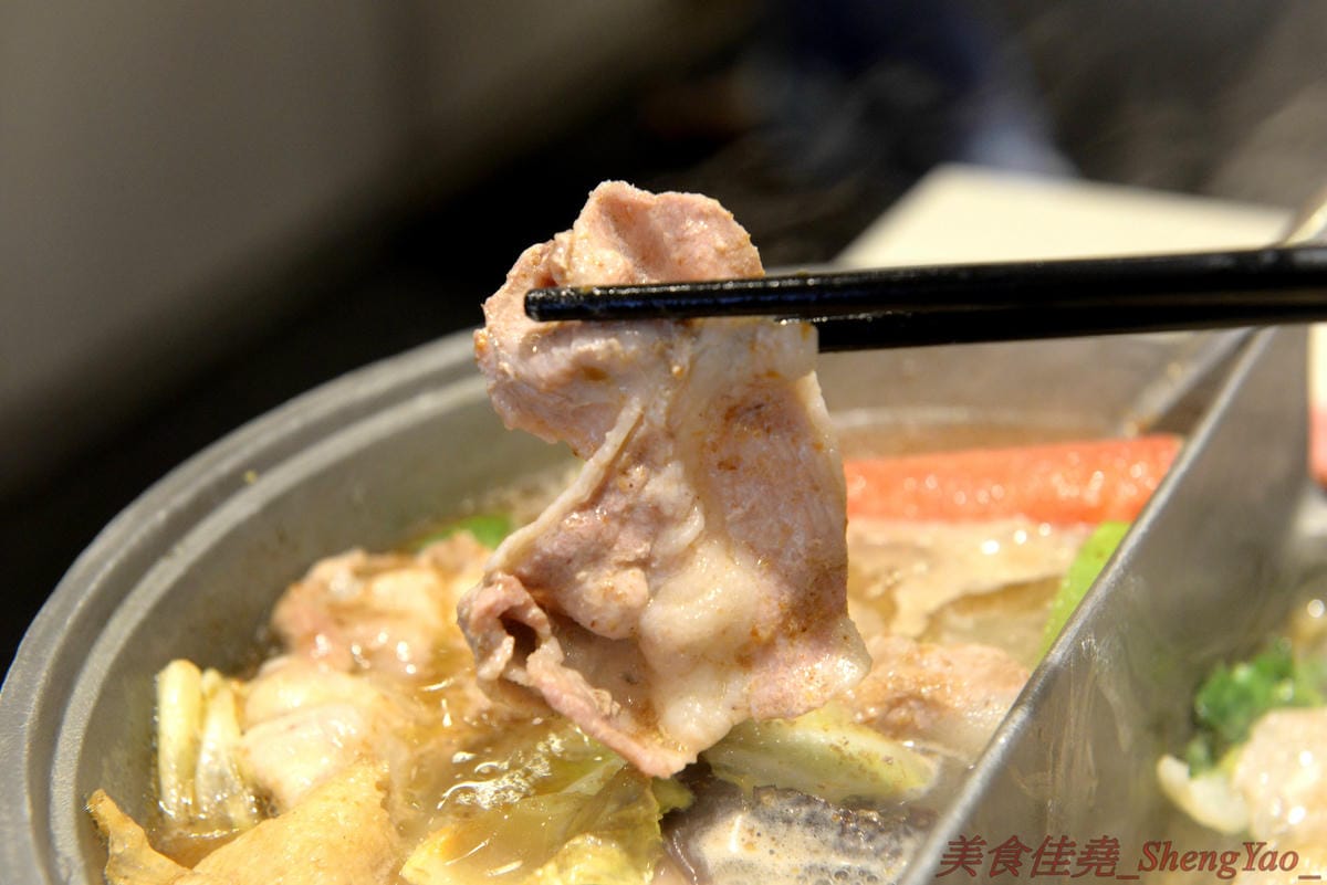 [台中清水]六扇門時尚湯鍋 清水光華店 – 清水超火紅的知名連鎖小火鍋,鍋物種類多樣,還能弄成鴛鴦鍋、一鍋一烤,價格平實,自助吧超豐富,冷熱飲、爆米花、滷肉飯和冰品全都無限供應,用餐不限
