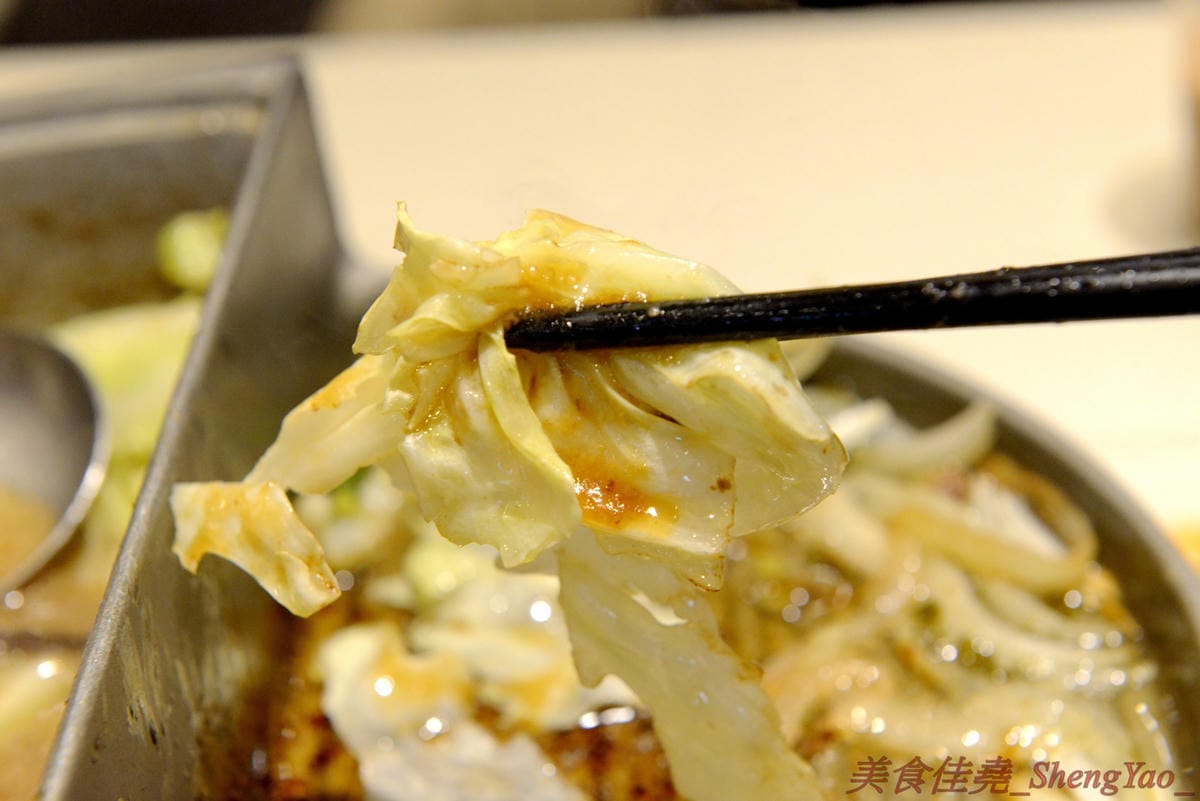 [台中清水]六扇門時尚湯鍋 清水光華店 – 清水超火紅的知名連鎖小火鍋,鍋物種類多樣,還能弄成鴛鴦鍋、一鍋一烤,價格平實,自助吧超豐富,冷熱飲、爆米花、滷肉飯和冰品全都無限供應,用餐不限