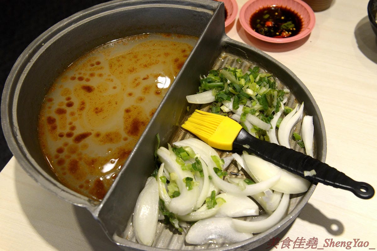 [台中清水]六扇門時尚湯鍋 清水光華店 – 清水超火紅的知名連鎖小火鍋,鍋物種類多樣,還能弄成鴛鴦鍋、一鍋一烤,價格平實,自助吧超豐富,冷熱飲、爆米花、滷肉飯和冰品全都無限供應,用餐不限