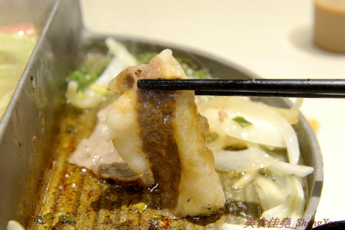 [台中清水]六扇門時尚湯鍋 清水光華店 – 清水超火紅的知名連鎖小火鍋,鍋物種類多樣,還能弄成鴛鴦鍋、一鍋一烤,價格平實,自助吧超豐富,冷熱飲、爆米花、滷肉飯和冰品全都無限供應,用餐不限