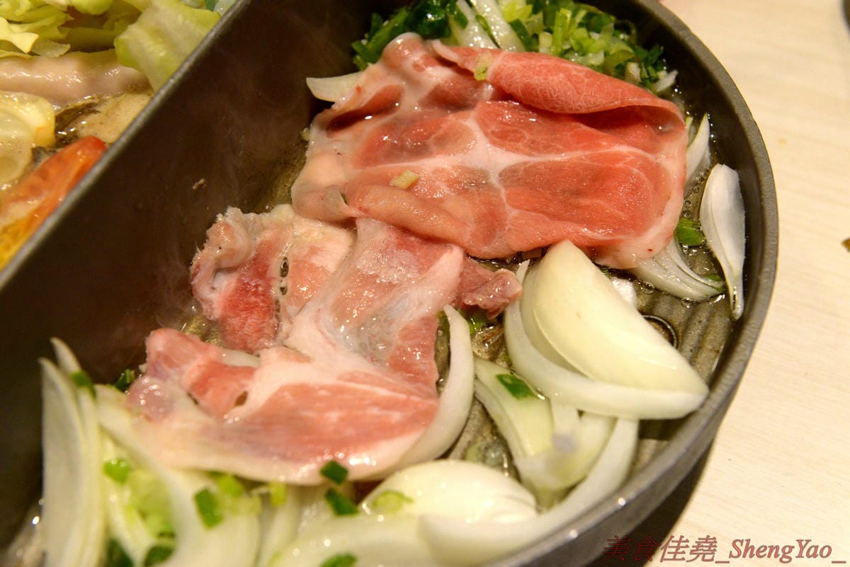 [台中清水]六扇門時尚湯鍋 清水光華店 – 清水超火紅的知名連鎖小火鍋,鍋物種類多樣,還能弄成鴛鴦鍋、一鍋一烤,價格平實,自助吧超豐富,冷熱飲、爆米花、滷肉飯和冰品全都無限供應,用餐不限