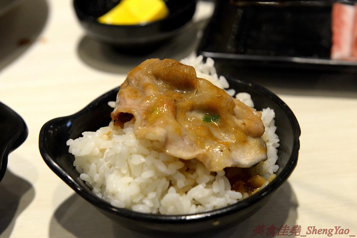 [台中清水]六扇門時尚湯鍋 清水光華店 – 清水超火紅的知名連鎖小火鍋,鍋物種類多樣,還能弄成鴛鴦鍋、一鍋一烤,價格平實,自助吧超豐富,冷熱飲、爆米花、滷肉飯和冰品全都無限供應,用餐不限