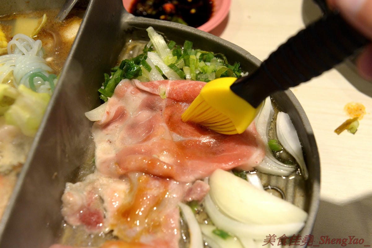 [台中清水]六扇門時尚湯鍋 清水光華店 – 清水超火紅的知名連鎖小火鍋,鍋物種類多樣,還能弄成鴛鴦鍋、一鍋一烤,價格平實,自助吧超豐富,冷熱飲、爆米花、滷肉飯和冰品全都無限供應,用餐不限