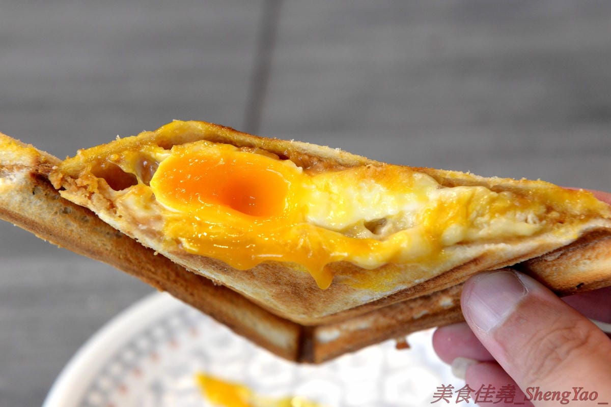 [台中西屯]QUEUE CAFE – 台中新開的小清新咖啡店,環境靜謐舒適,餐點表現出色,咖啡還不錯,咖啡豆自家烘焙,熱壓吐司推薦必點,內餡超級飽滿幾乎要爆出來。試賣期間全部東西85折、飲品7折,滿百還