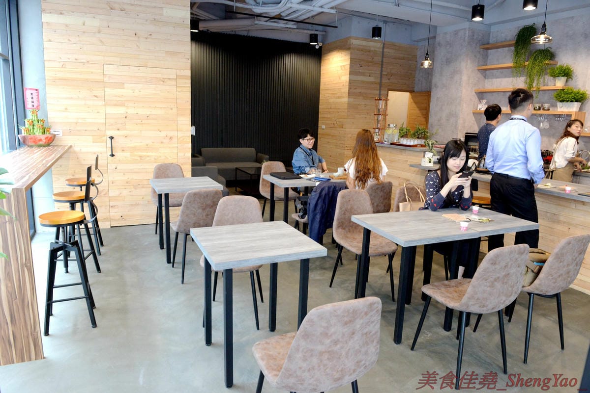 [台中西屯]QUEUE CAFE – 台中新開的小清新咖啡店,環境靜謐舒適,餐點表現出色,咖啡還不錯,咖啡豆自家烘焙,熱壓吐司推薦必點,內餡超級飽滿幾乎要爆出來。試賣期間全部東西85折、飲品7折,滿百還