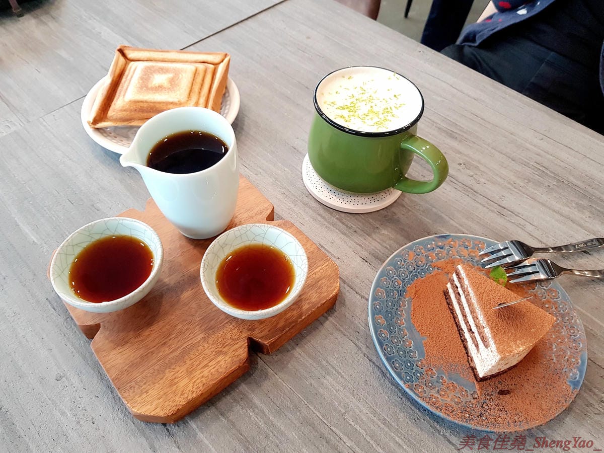 [台中西屯]QUEUE CAFE – 台中新開的小清新咖啡店,環境靜謐舒適,餐點表現出色,咖啡還不錯,咖啡豆自家烘焙,熱壓吐司推薦必點,內餡超級飽滿幾乎要爆出來。試賣期間全部東西85折、飲品7折,滿百還