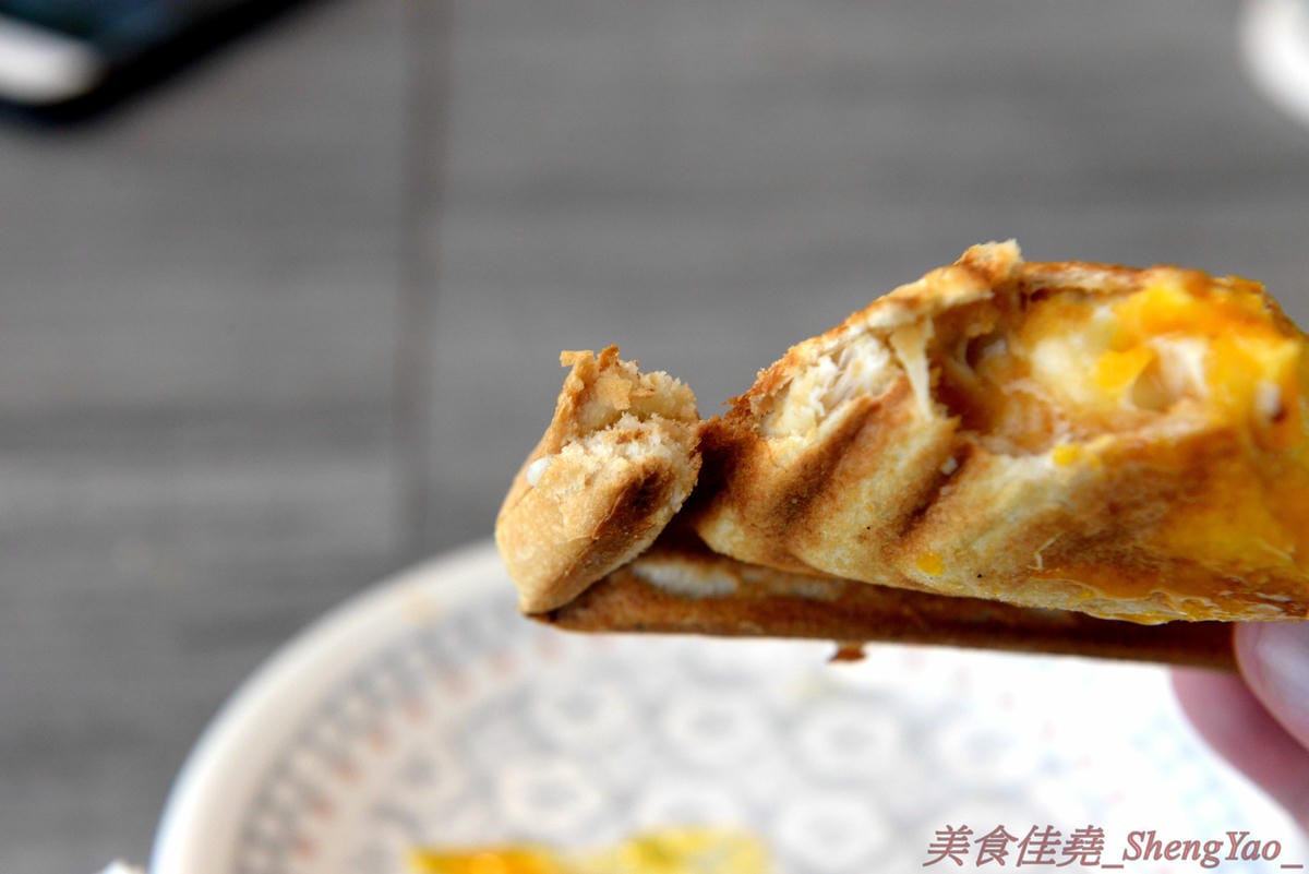 [台中西屯]QUEUE CAFE – 台中新開的小清新咖啡店,環境靜謐舒適,餐點表現出色,咖啡還不錯,咖啡豆自家烘焙,熱壓吐司推薦必點,內餡超級飽滿幾乎要爆出來。試賣期間全部東西85折、飲品7折,滿百還