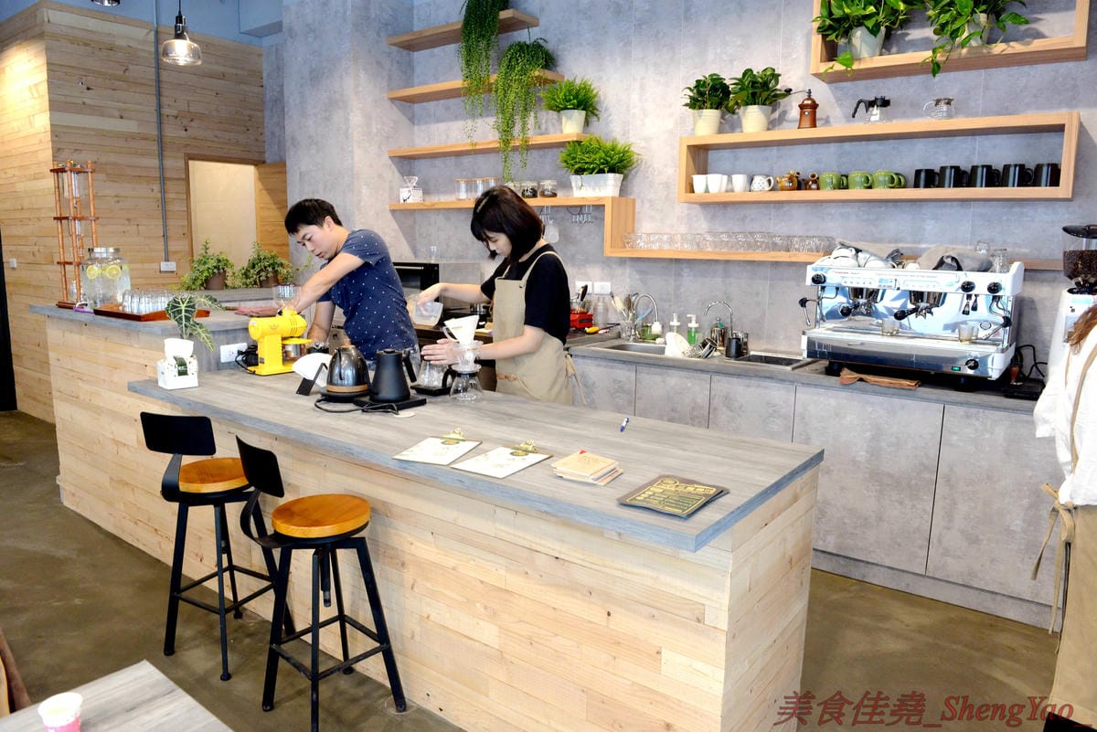 [台中西屯]QUEUE CAFE – 台中新開的小清新咖啡店,環境靜謐舒適,餐點表現出色,咖啡還不錯,咖啡豆自家烘焙,熱壓吐司推薦必點,內餡超級飽滿幾乎要爆出來。試賣期間全部東西85折、飲品7折,滿百還